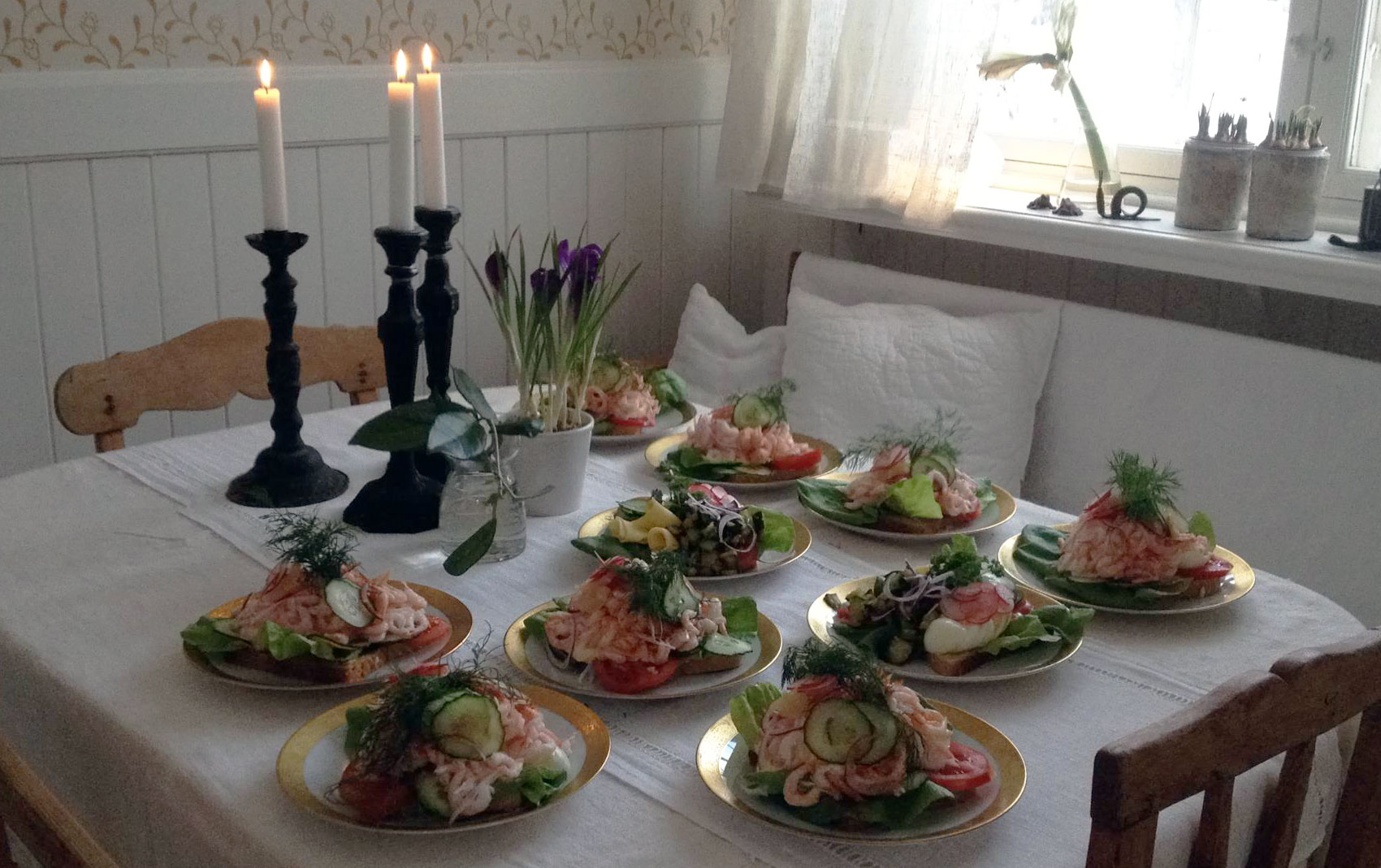 En bord med fint uppdukade lunchkuvert